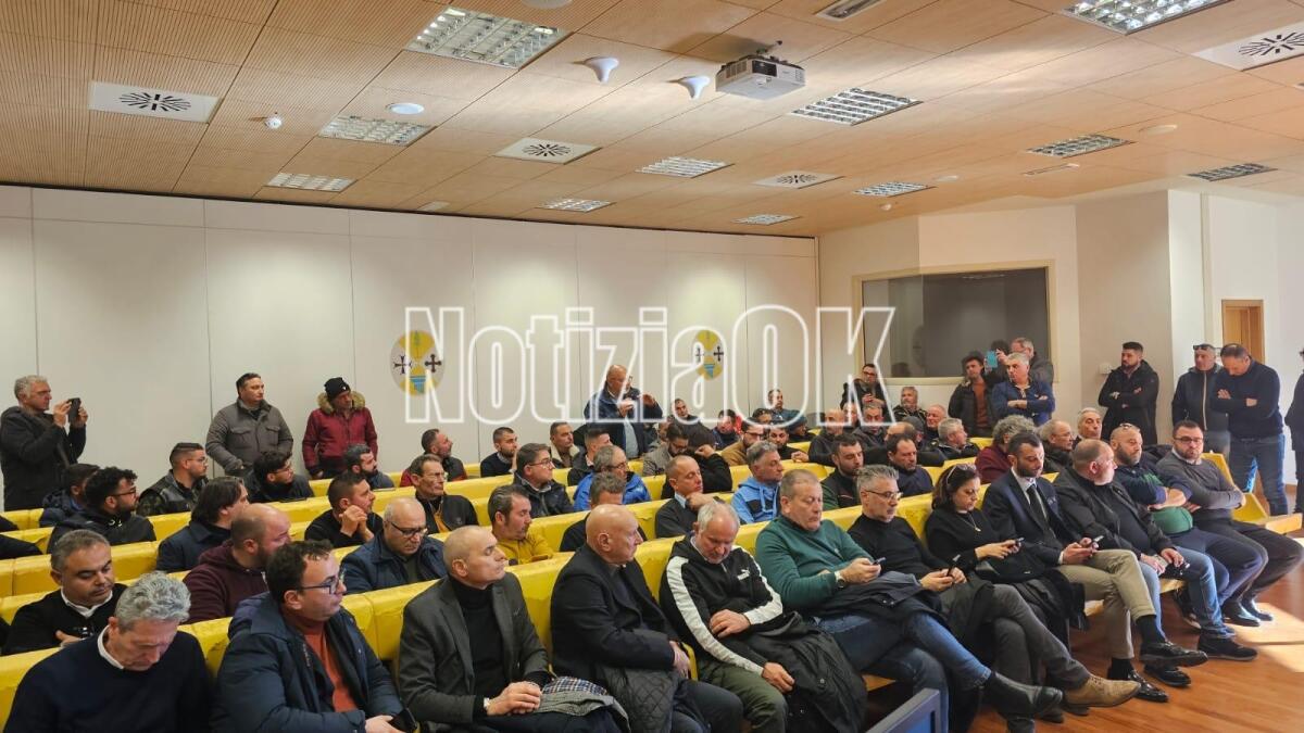 (FOTO) Gli agricoltori del crotonese incontrano l'assessore Gallo: "Porteremo i vostri problemi al Ministero" - 