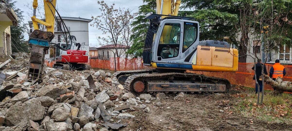 Petilia Policastro, al via la demolizione della Scuola d'Infanzia "G. Rodari" - 