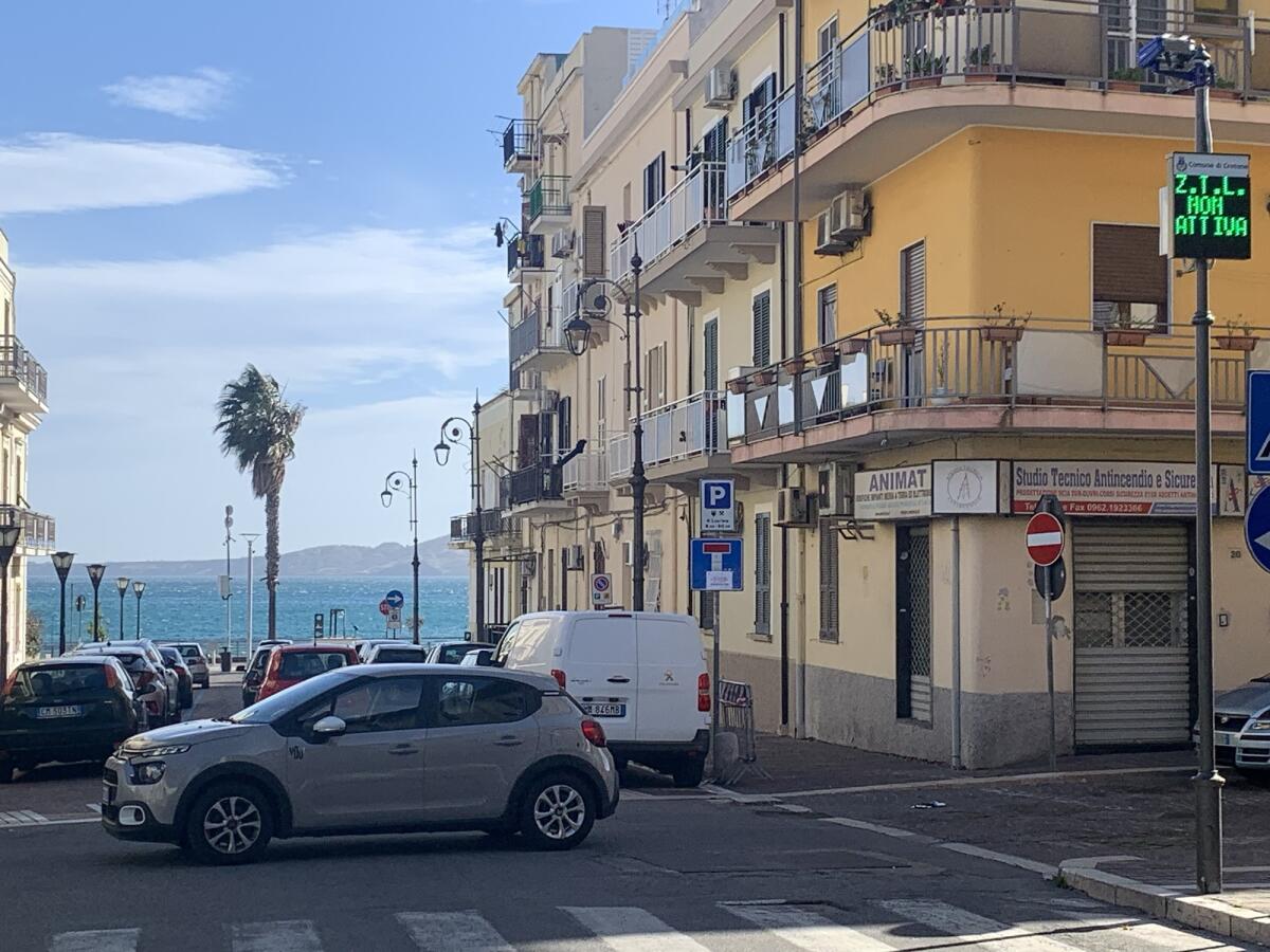 Crotone - Iniziati i lavori di installazione della ZTL sul lungomare - 