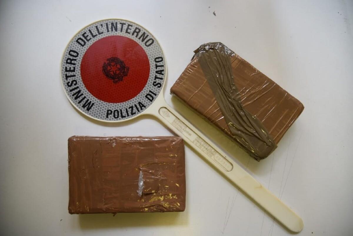 Arrestato corriere della droga: sequestrati 8 kg di Cocaina e 266 mila euro - 