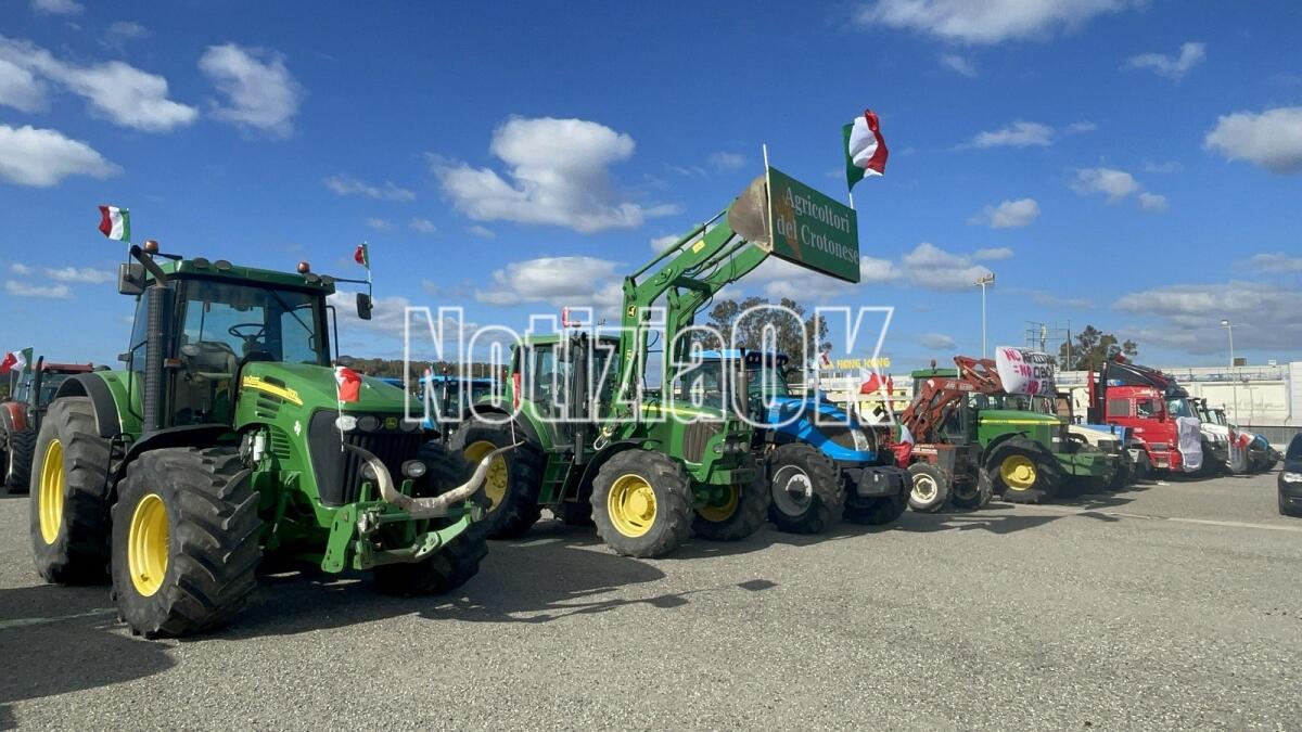 Corteo di agricoltori sulla 106 crotonese, la protesta non si ferma - 
