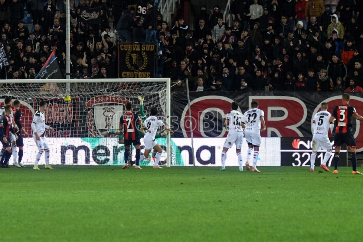 #CrotoneCatania 3-0 | I rossoblù iniziano l'anno nuovo con il botto: Catania asfaltato - 