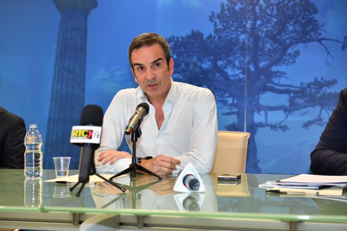 Incidente stradale del presidente Occhiuto: preoccupazione per le condizioni della sua portavoce - 