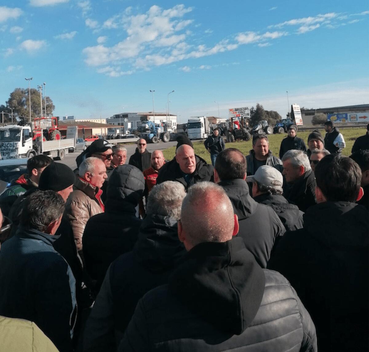 Crotone - Il Sindaco alla protesta degli agricoltori : «Le istituzioni debbono essere al loro fianco» - 