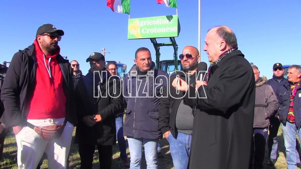 (VIDEO) Crotone, il Vescovo benedice la protesta degli agricoltori: "Sono con voi" - 