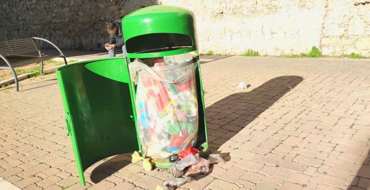 Nei quartieri di Crotone: Via Tellini, dove anche i rifiuti "prendono aria" - 