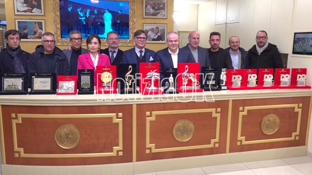 (VIDEO) Sanremo 2024, Michele Affidato firma i premi per gli artisti e non solo - 