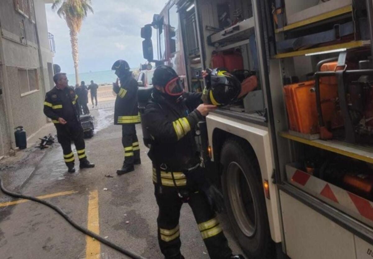 Crotone, abitazione in fiamme in Viale Gramsci: un cane tratto in salvo - 