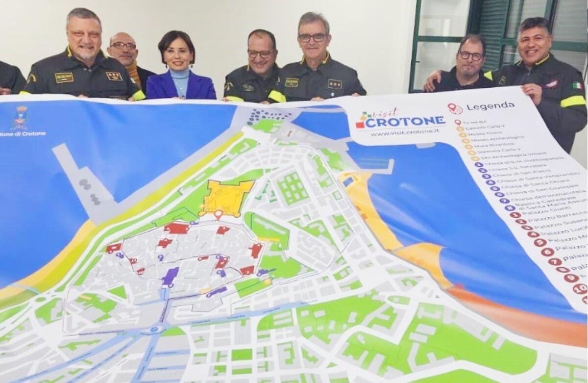 Le mappe di Visit Crotone entrano nella Caserma dei Vigili del Fuoco - 