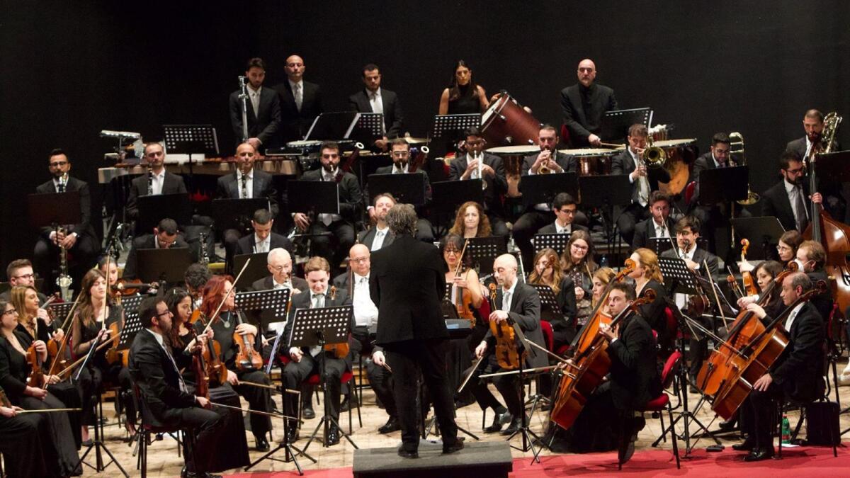 Cosenza - La musica del mondo trionfa al Rendano per il primo concerto dell'anno dell'Orchestra Sinfonica Brutia - 