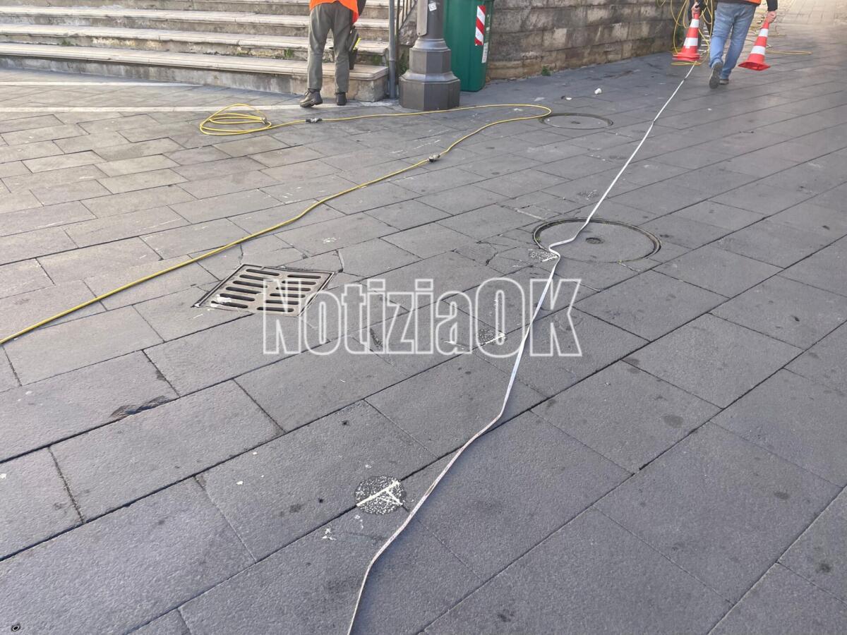 (Foto) Crotone - Sondaggi in piazza Duomo - 