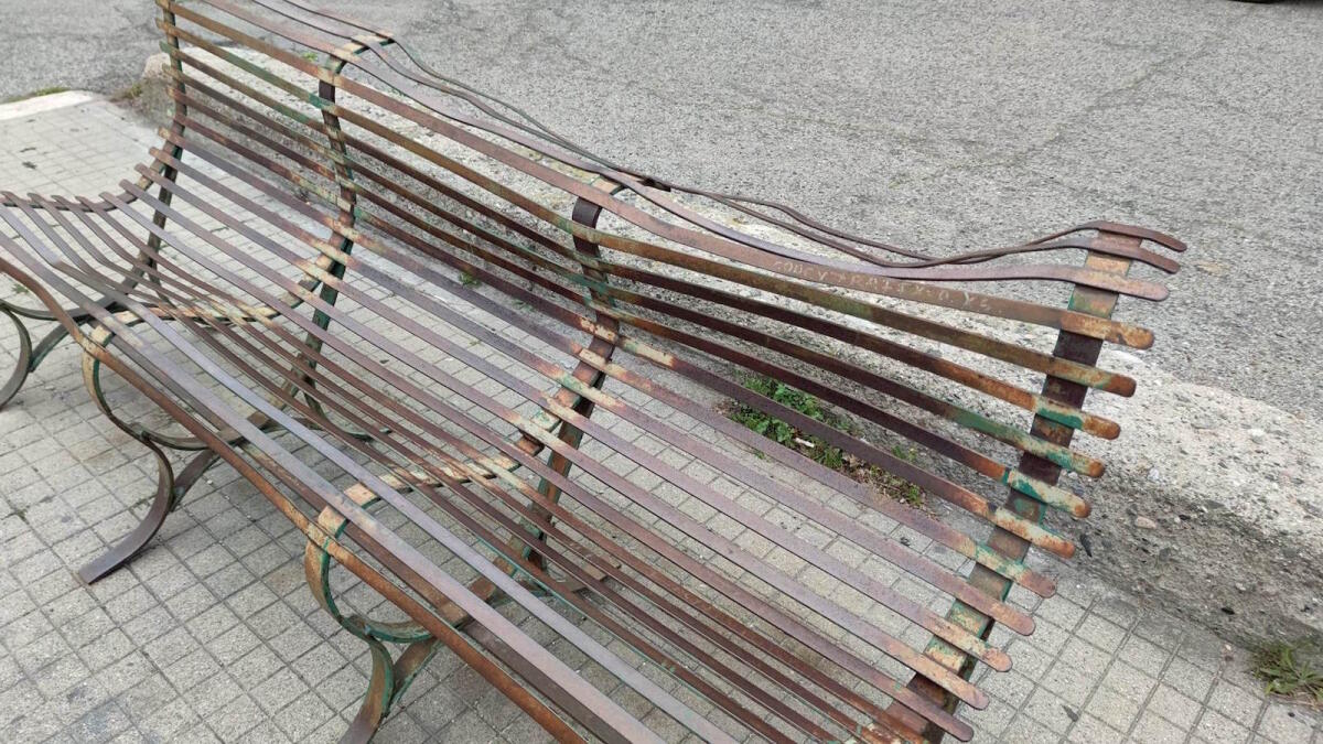 Nei quartieri di Crotone: in via Giovanni Paolo II una panchina con una storia infinita - 