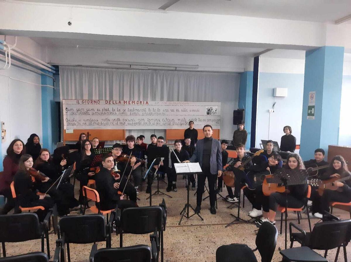 (Foto) Crotone - All'IC Vittorio Alfieri note di memoria per la Shoa - 