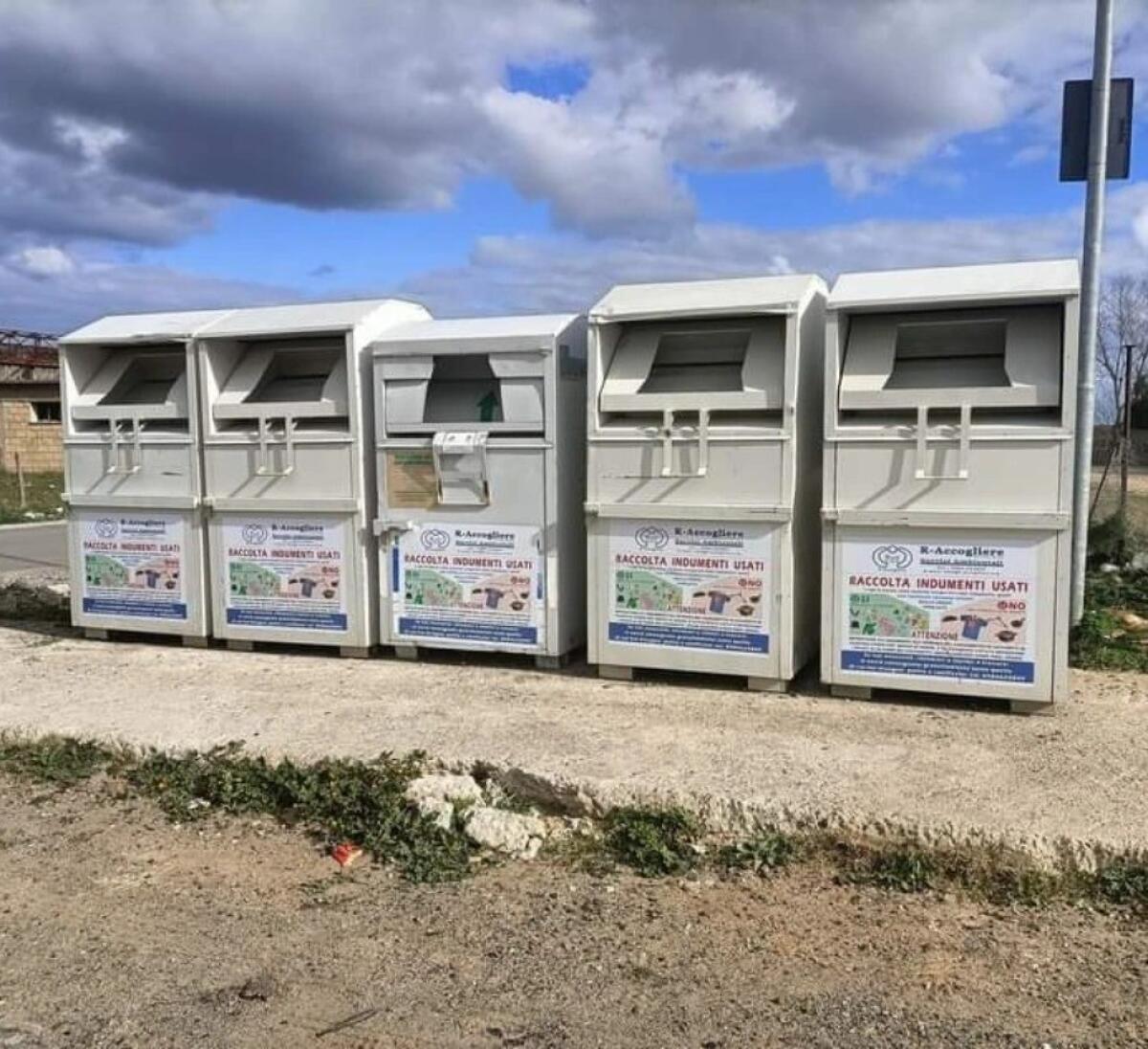 Isola di Capo Rizzuto, in zona Sant'Antonino posti i cassonetti per la raccolta degli indumenti usati - 