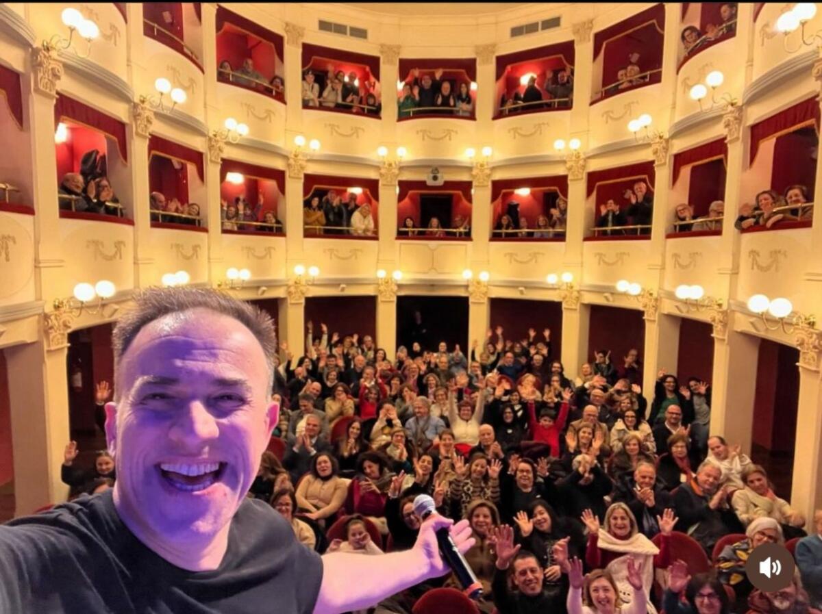Stagione Teatrale di Cassano 2024: tutto esaurito per lo spettacolo di Gennaro Calabrese - 