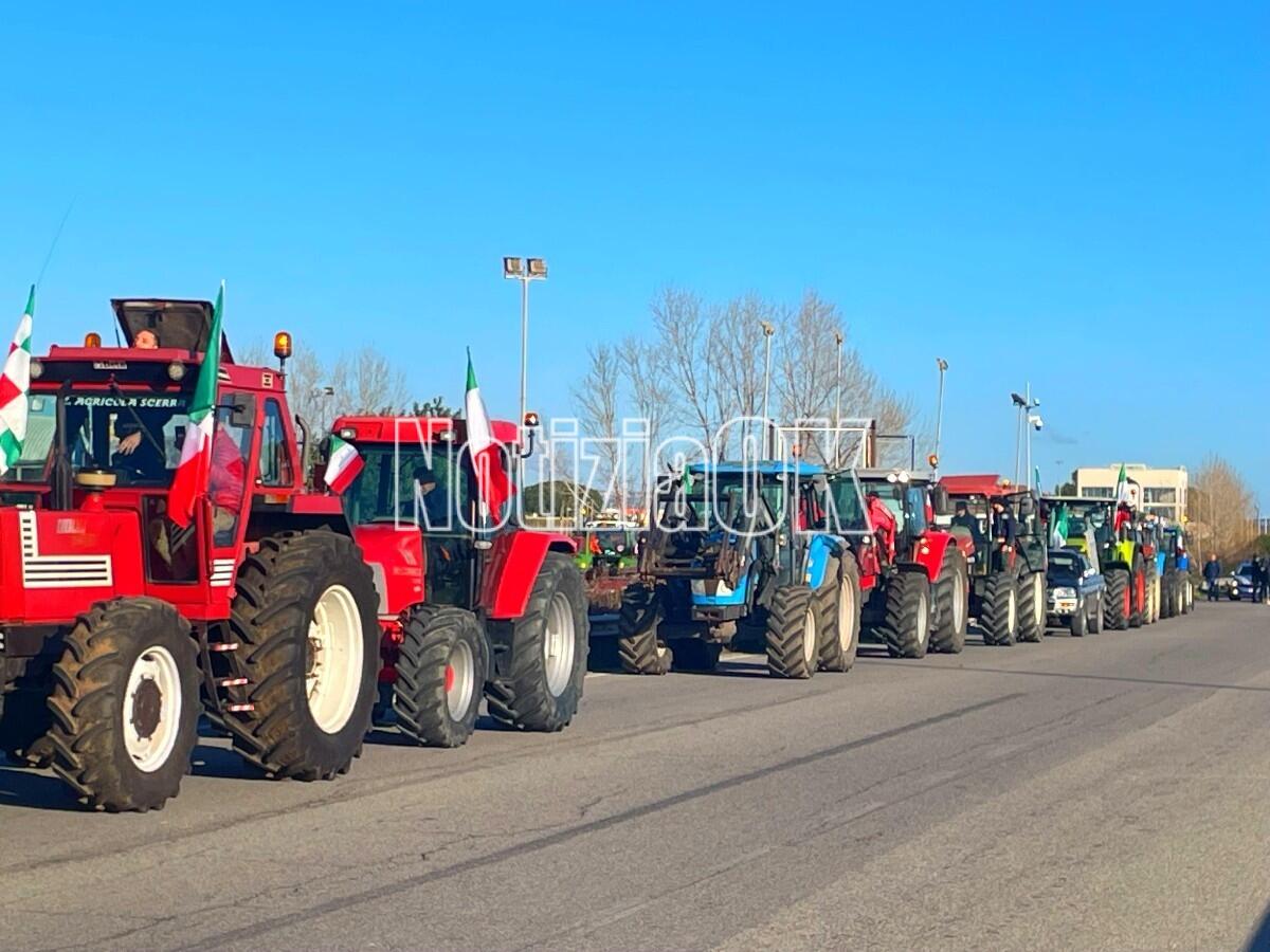 (VIDEO) Le grosse ruote dei trattori paralizzano la Strada Statale 106 - 