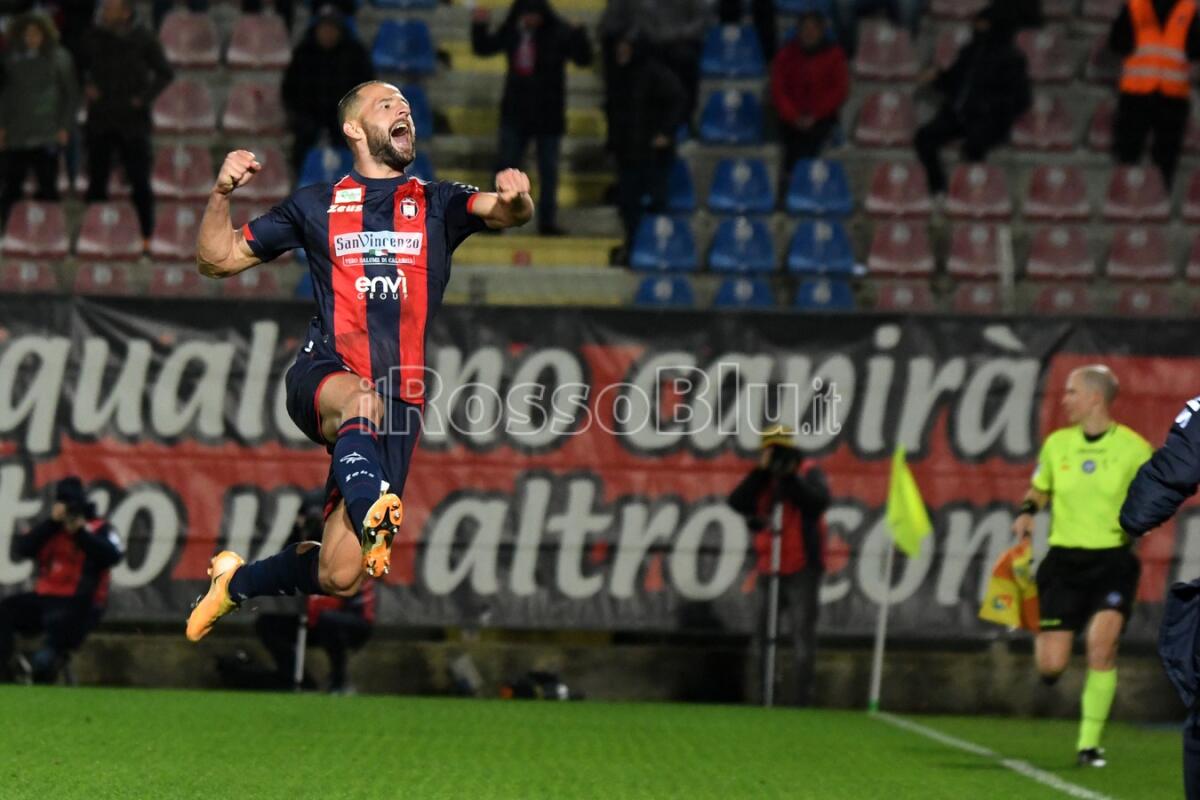 #TurrisCrotone | Giron: "Gli episodi e la voglia di vincere potranno fare la differenza" - Stadio Ezio Scida
Lega Pro 2023-2024
Nella foto: Festa gol Maxime Giron