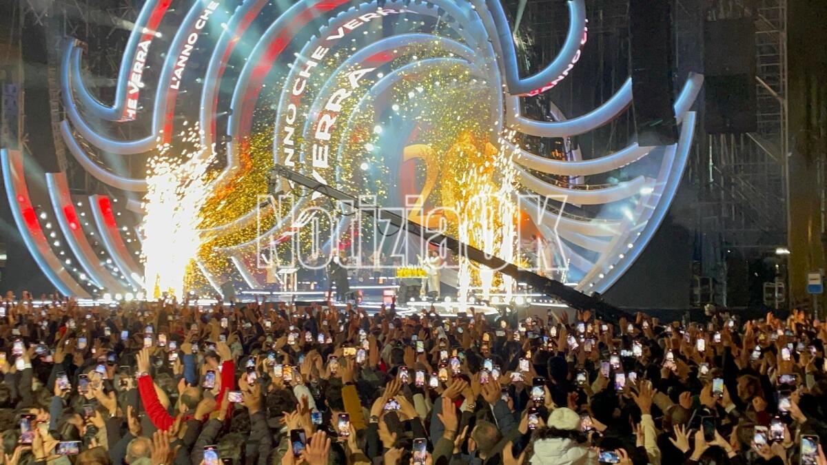 #CapodannoRai - Persone di tutte le età hanno accolto il 2024 in Piazza Pitagora, palcoscenico nazionale per una notte (Foto) - 