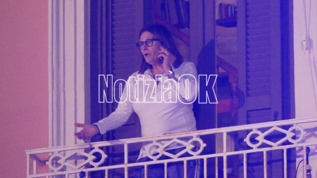 #CapodannoRai - La signora sul balcone che ha reso ancora più speciale "L'Anno che verrà" - 