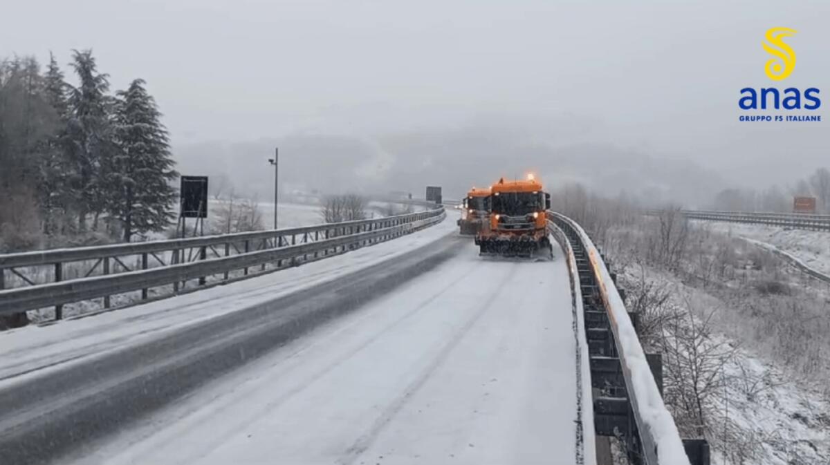 (VIDEO) Squadre Anas in azione per pulire le strade dalla neve - 