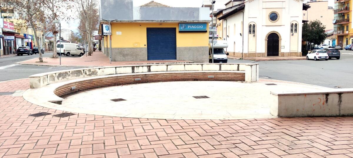 Nei quartieri di Crotone: in via Mario Nicoletta c'è una piazzuola senza identità - 