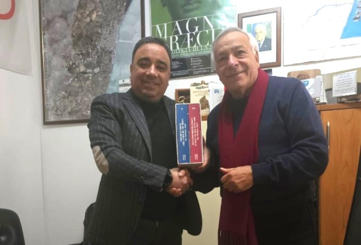 Due volumi del dizionario del dialetto e della cultura cirotana donati al Comune di Cirò Marina - 