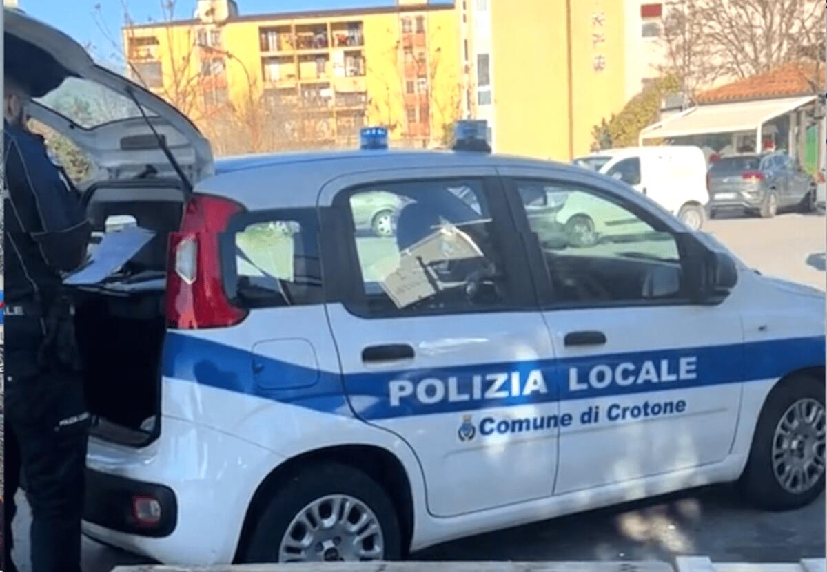 Crotone, contrasto al commercio abusivo ambulante: sequestrati circa 300 kg di prodotti ortofrutticoli - 