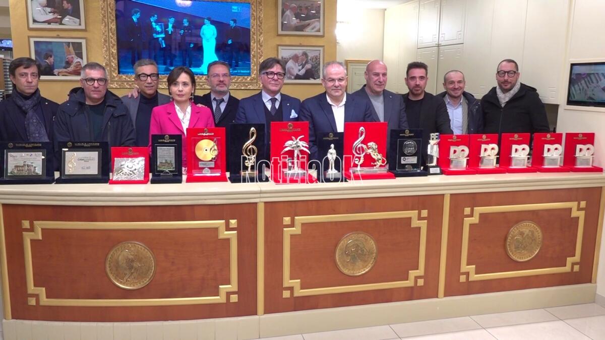 Sanremo 2024, il maestro orafo Affidato firma i premi per gli artisti - 