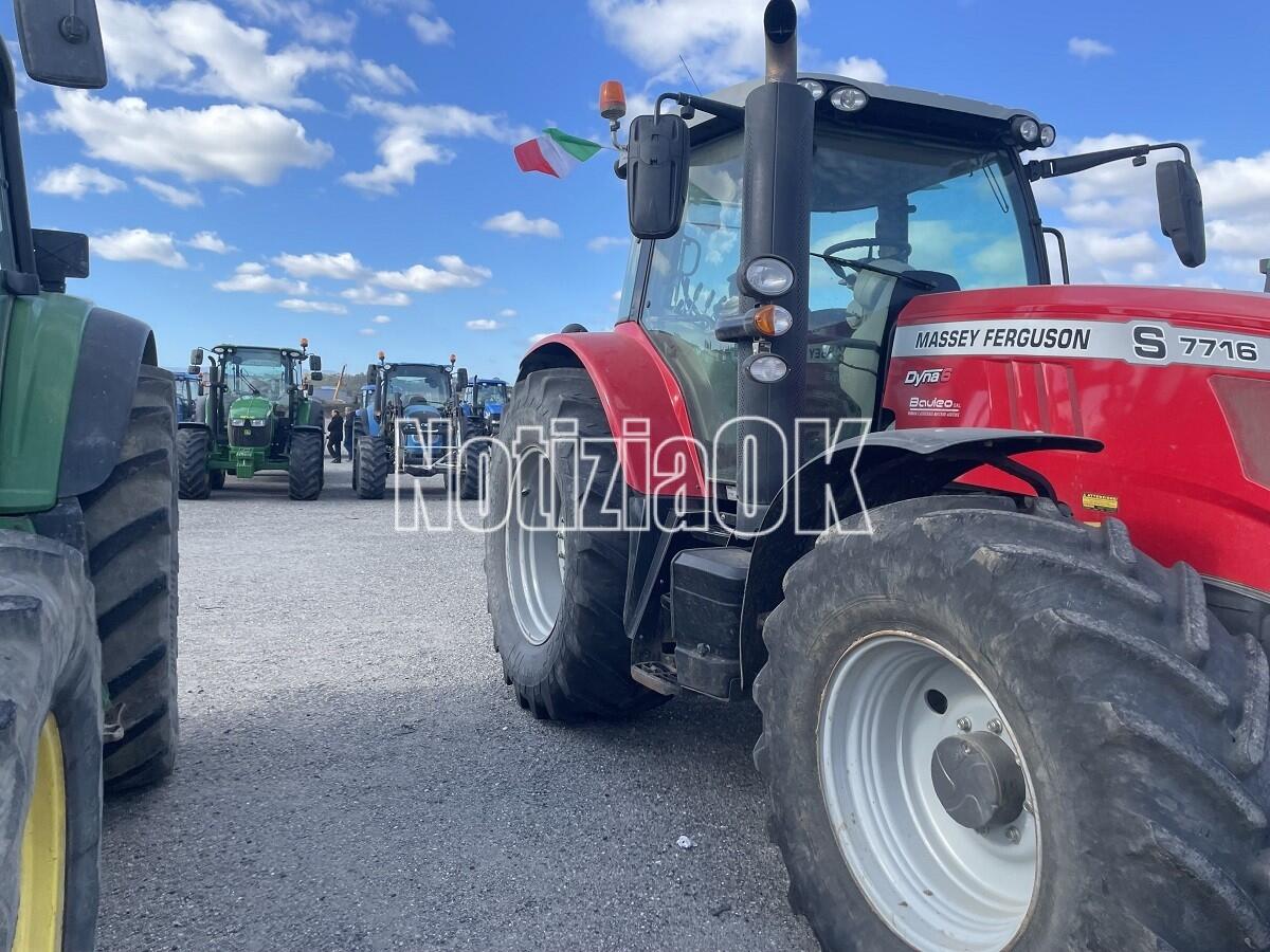 Crotone, non si ferma la protesta degli agricoltori: pronti a tornare su strada - 