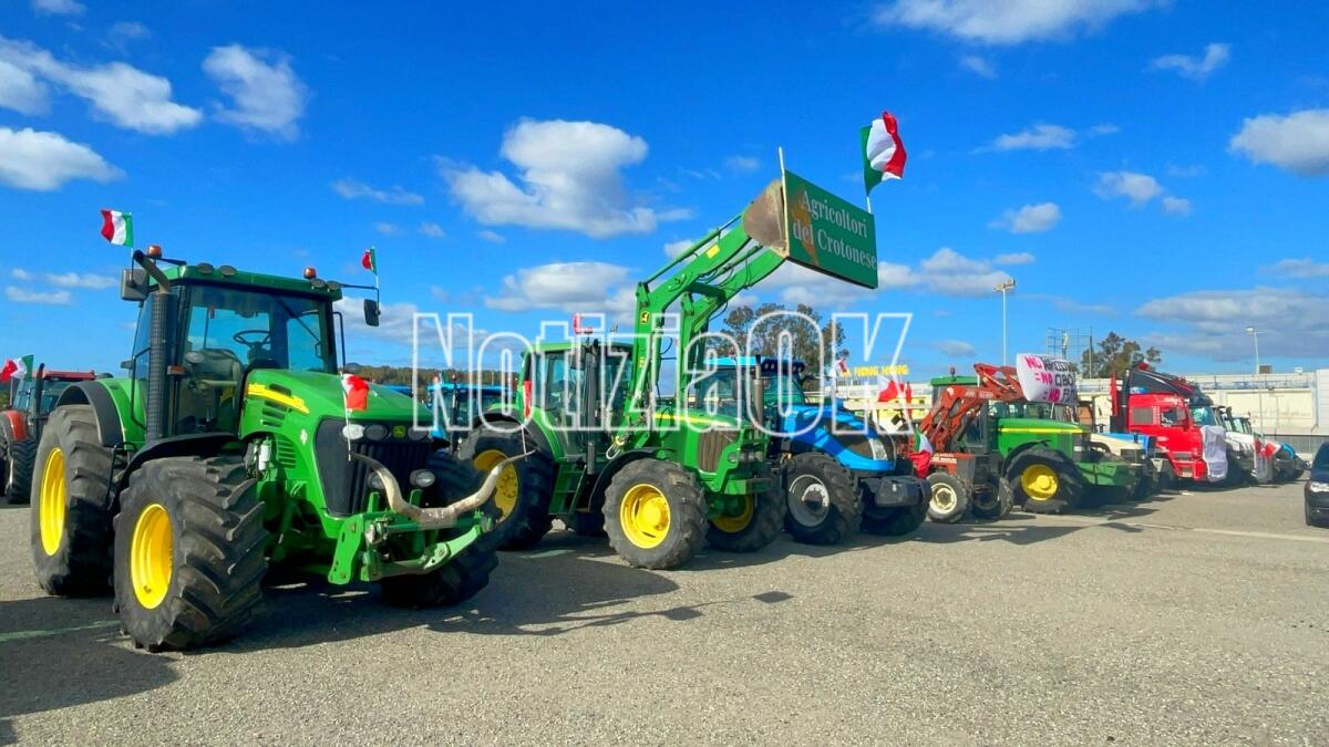 (Foto) 300 trattori pronti a occupare la SS 106 - 