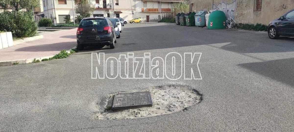 Nei quartieri di Crotone: altra maxi buca a centro strada - 