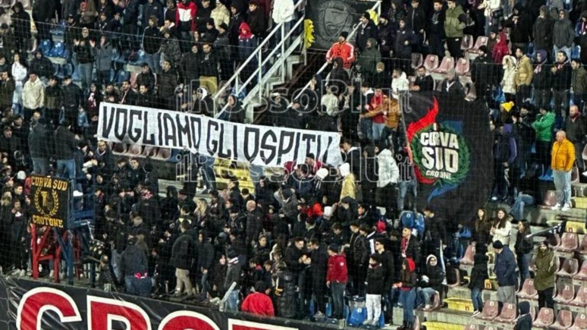 #CrotoneCatania 3-0 | Trasferte a Crotone vietate, la Curva Sud si ribella - 