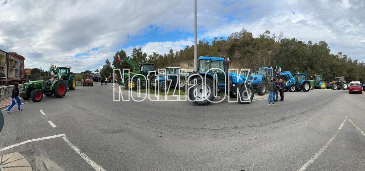 Protesta degli agricoltori, bloccati i due ingressi per Crotone: non si passa - 