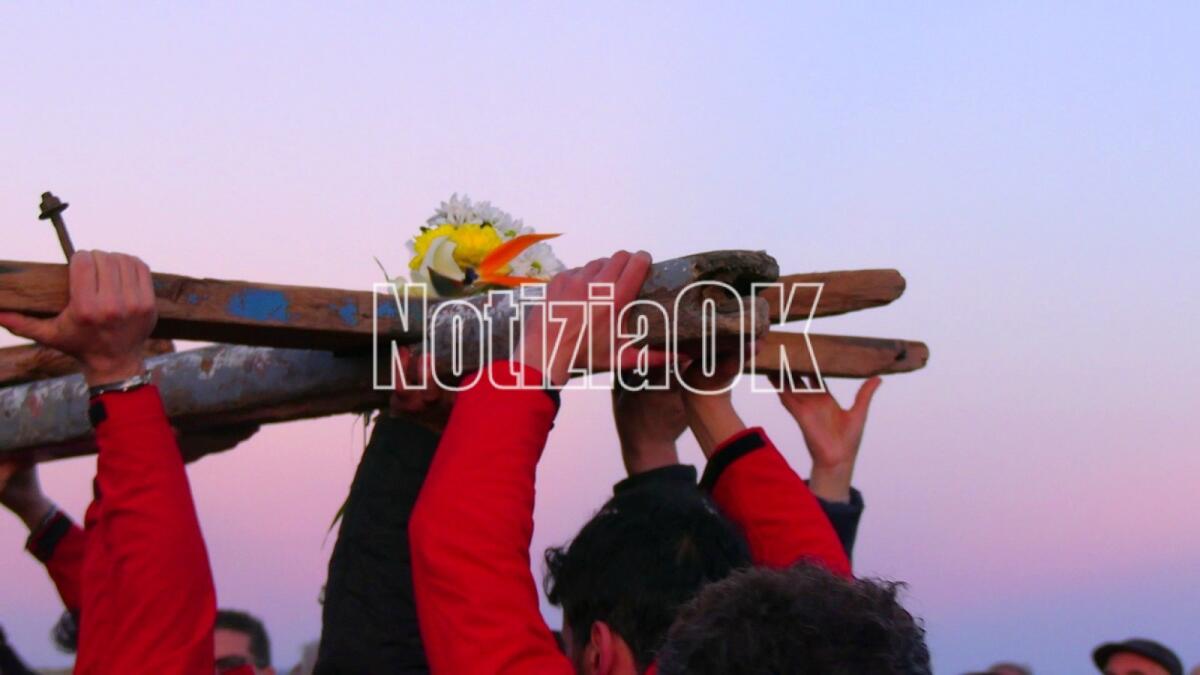Rete 26 febbraio: "Accoglieremo nuovamente i familiari dei naufraghi di Steccato" - La croce ricavata dai resti della Summer Love