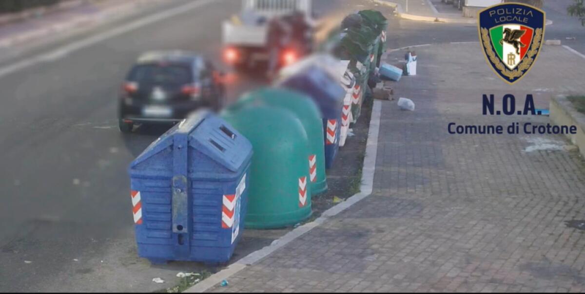 Crotone - Ancora in azione i "furbetti dei rifiuti" - 
