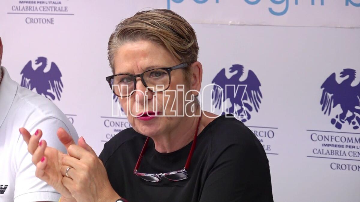 Crotone - Targa della professionalità a Giusy Regalino, volto storico del giornalismo - 