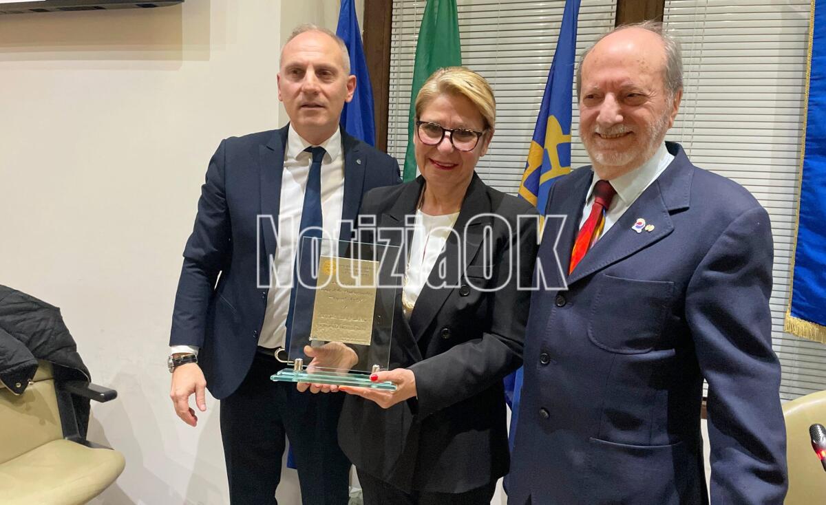 (VIDEO) Una vita tra la gente: premiata Giusy Regalino, la mamma dei giornalisti crotonesi - 