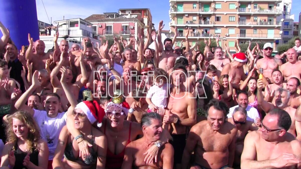 Crotone, il vero record è quest'anno: più di 400 al tuffo del primo gennaio - 