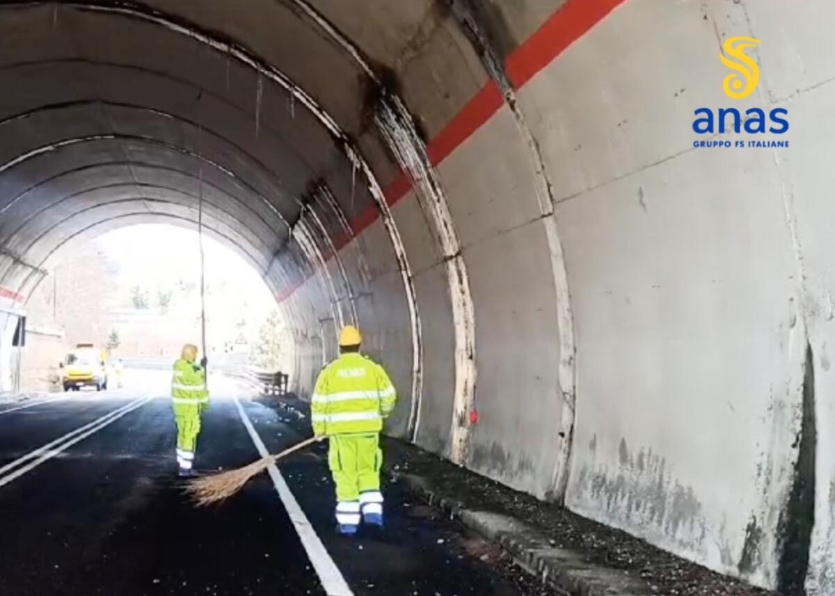 (Video) Anas - Squadre in azione sulla SS 107 Silana Crotonese per la rimozione di stalattiti di ghiaccio - 