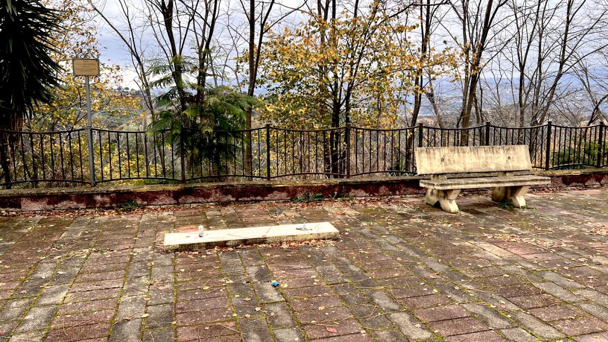 Zumpano - Divelta una panchina nella piazza dedicata a Olga Mendicino  - 