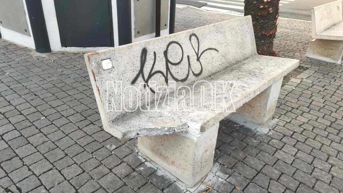 (Video) Nei quartieri di Crotone: panchine "rotte", ritorno al passato in Piazza Pitagora - 