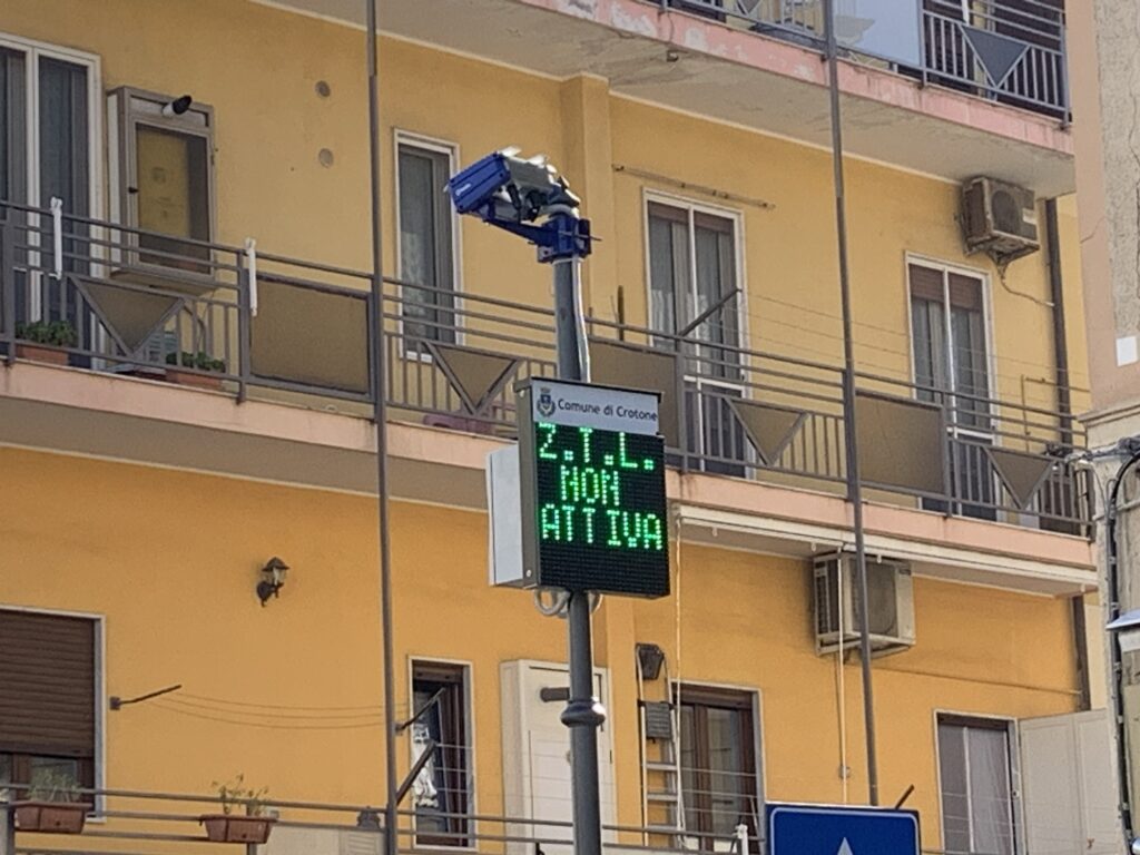 Il nuovo impianto per la ZTL installato su via Poggio Reale