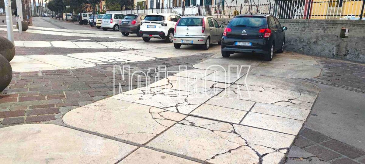 (Foto) Crotone, viabilità messa a dura prova: sul lungomare è uno slalom tra le buche - 