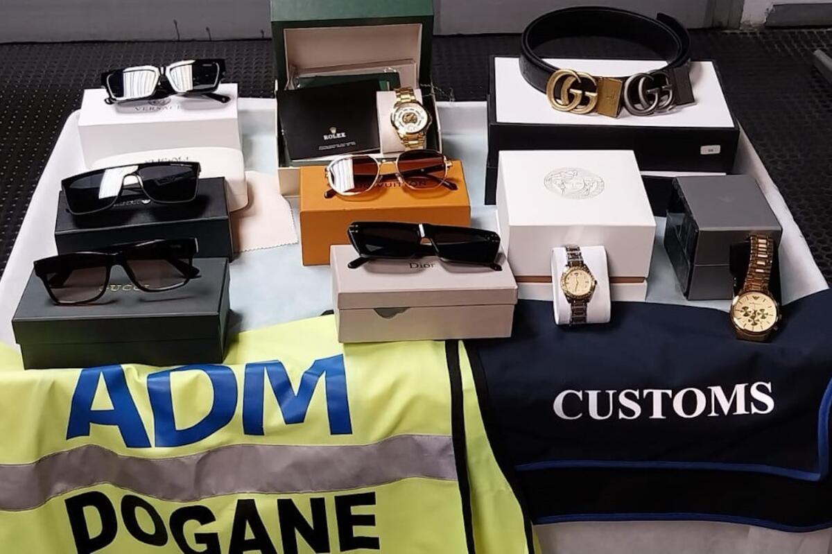 Orologi e occhiali di lusso contraffatti: sequestro in Calabria da parte delle Dogane - 