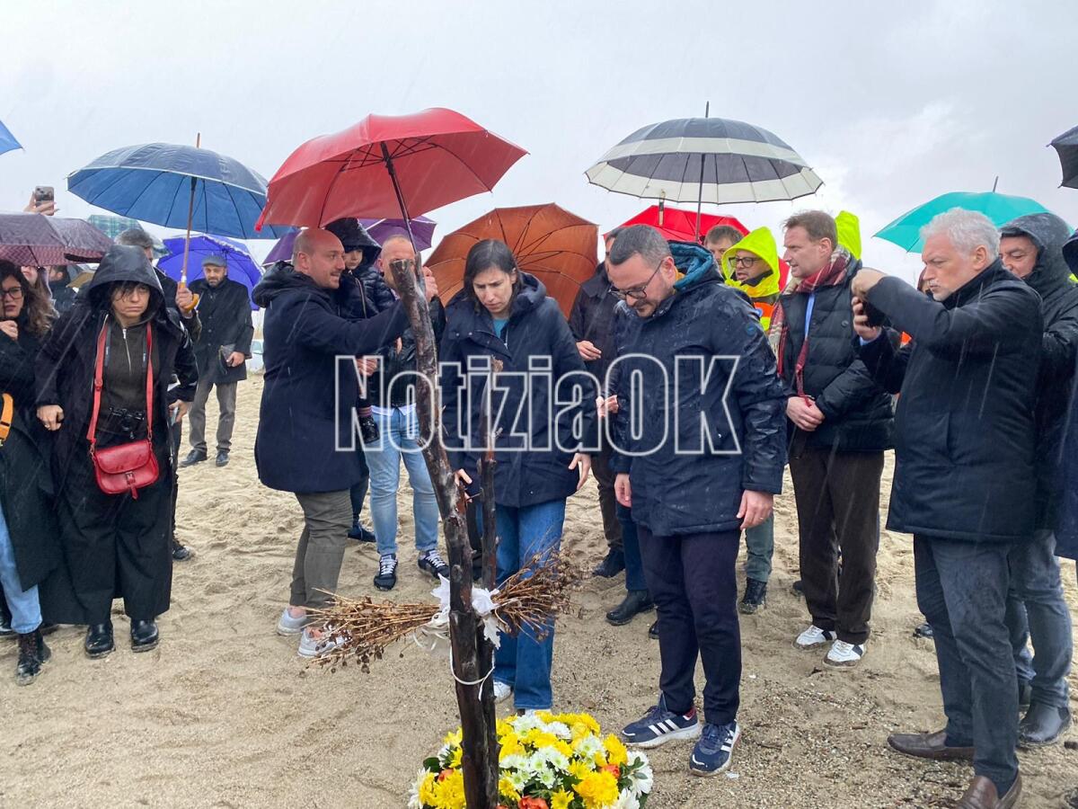 Crotone - Sotto la pioggia battente il corteo per chiedere verità e giustizia: Elly Schlein omaggia le vittime di Steccato di Cutro - 
