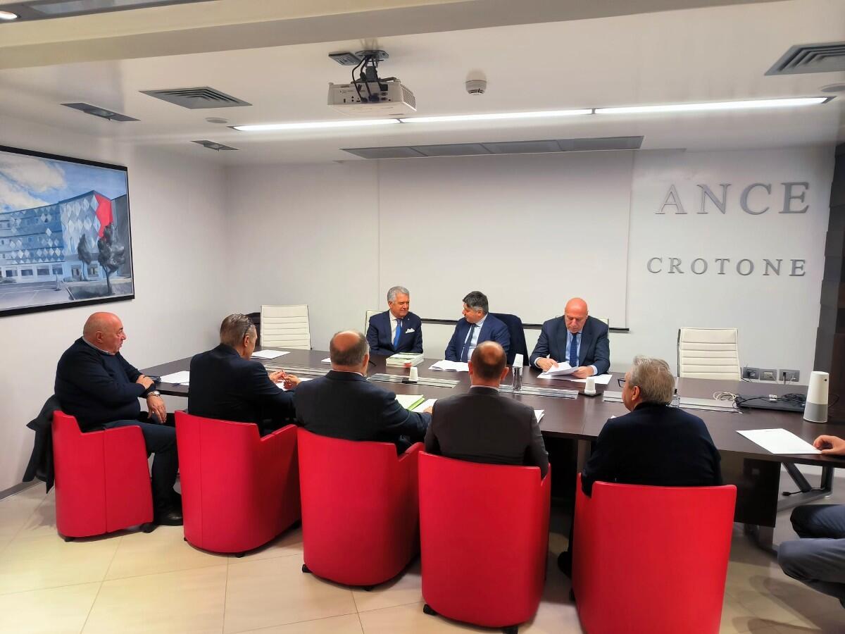 Il Commissario alla Bonifica Errigo: "Sarà firmato a Crotone il Manifesto della Fede, dell'Ambiente e del Lavoro" - Il Commissario Emilio Errigo incontra l'Ance