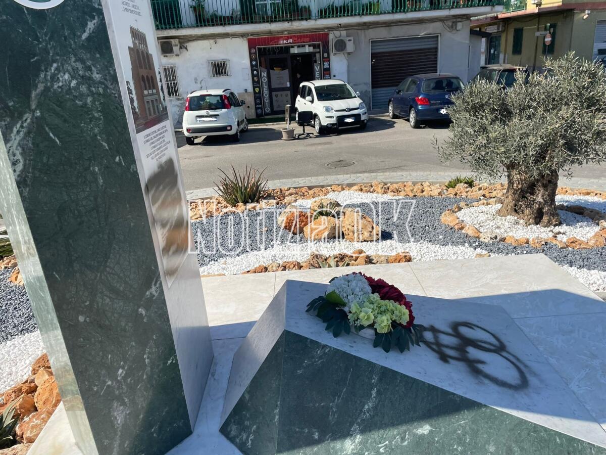 Crotone - Vandali in azione sul monumento ai caduti: le reazioni - 