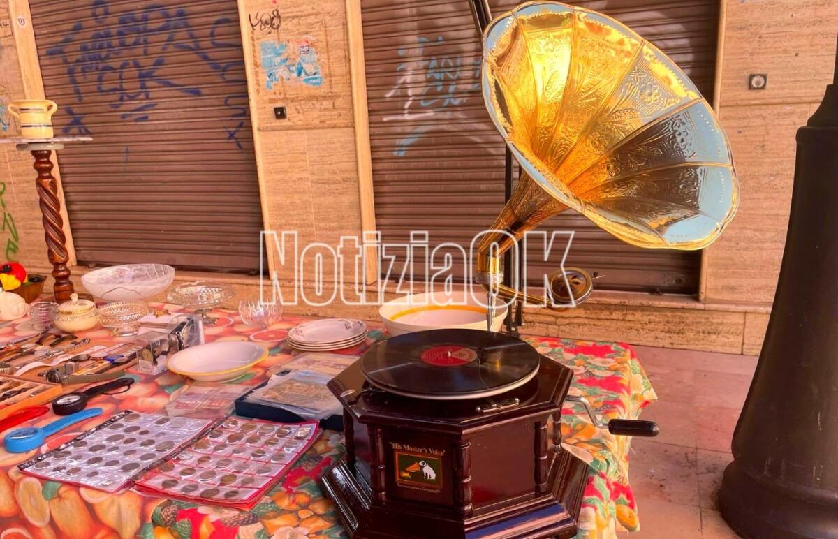(Foto) Crotone - Al Mercato dell'usato suona sempre un vecchio disco -