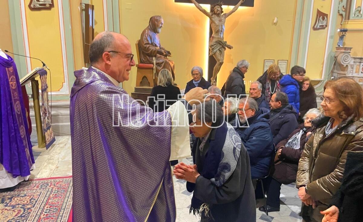 Crotone - Ceneri sul capo nel primo giorno di Quaresima, il Vescovo: "Siamo chiamati a diventare più liberi" - 