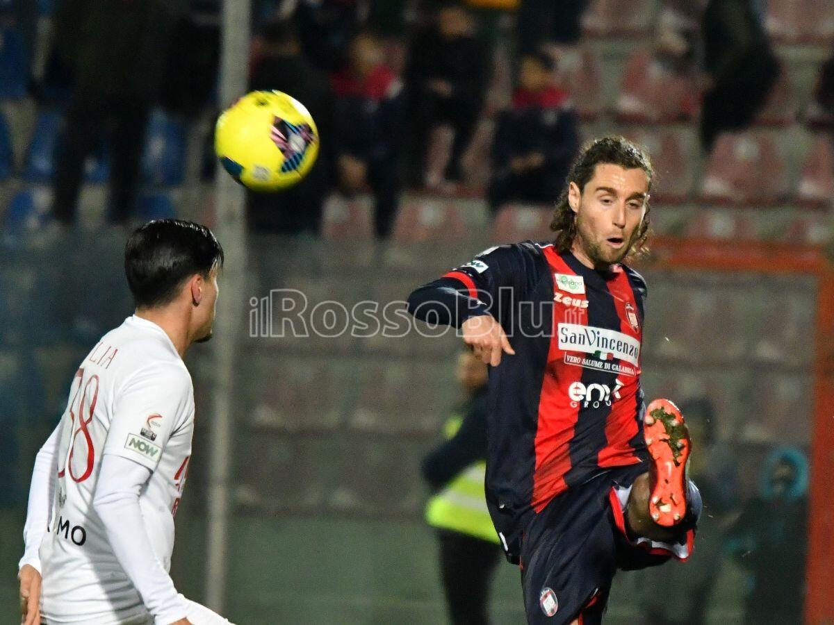 #FoggiaCrotone 2-1 | In tre minuti il Crotone butta al vento altri tre punti - 